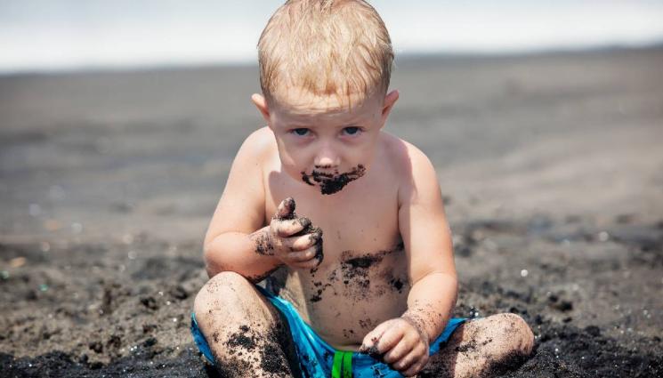 пръст - НОВА ОПАСНА МОДА В ТИК-ТОК: Маниаци се тъпчат с пръст за здраве! (СНИМКИ)