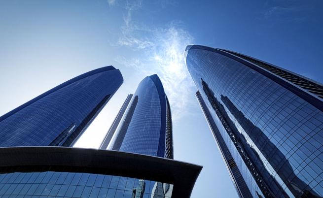 Свален дрон рани шестима души в Абу Даби