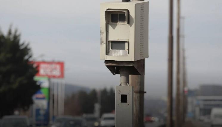 камера за скорост - НАЙ-ПОСЛЕ: Сложиха камера за скорост на опасен участък (СНИМКА)