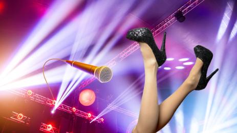 паднала певица падна