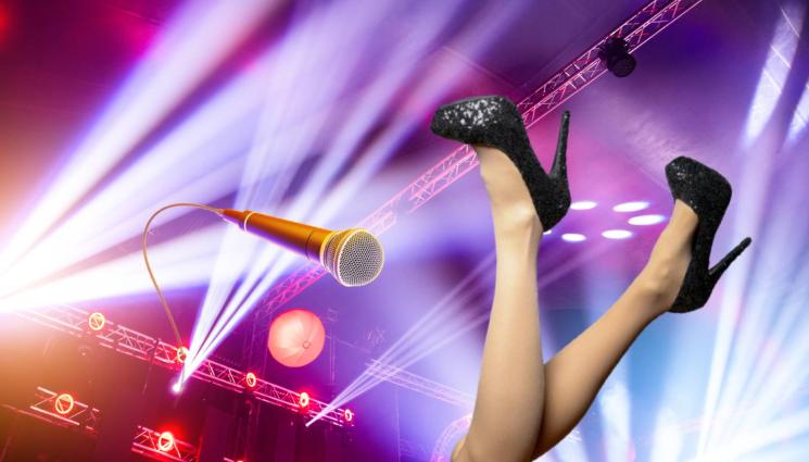 паднала певица падна - ПАДАЩА ЗВЕЗДА: Фолкаджийка се преби на сцената! (ВИДЕО)