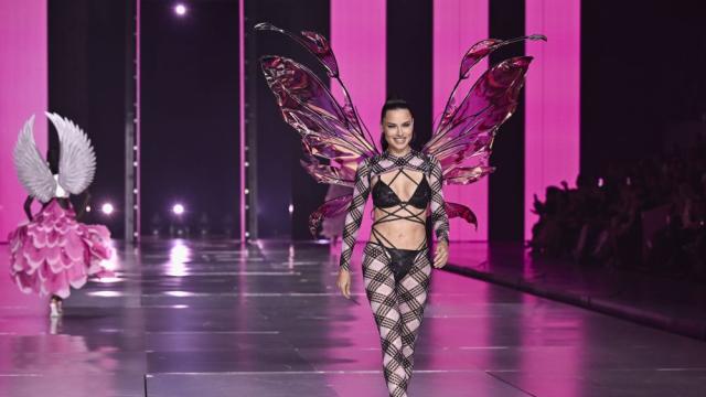 Много сексапил и блясък: Victoria’s Secret се завърна след шестгодишна пауза (СНИМКИ)