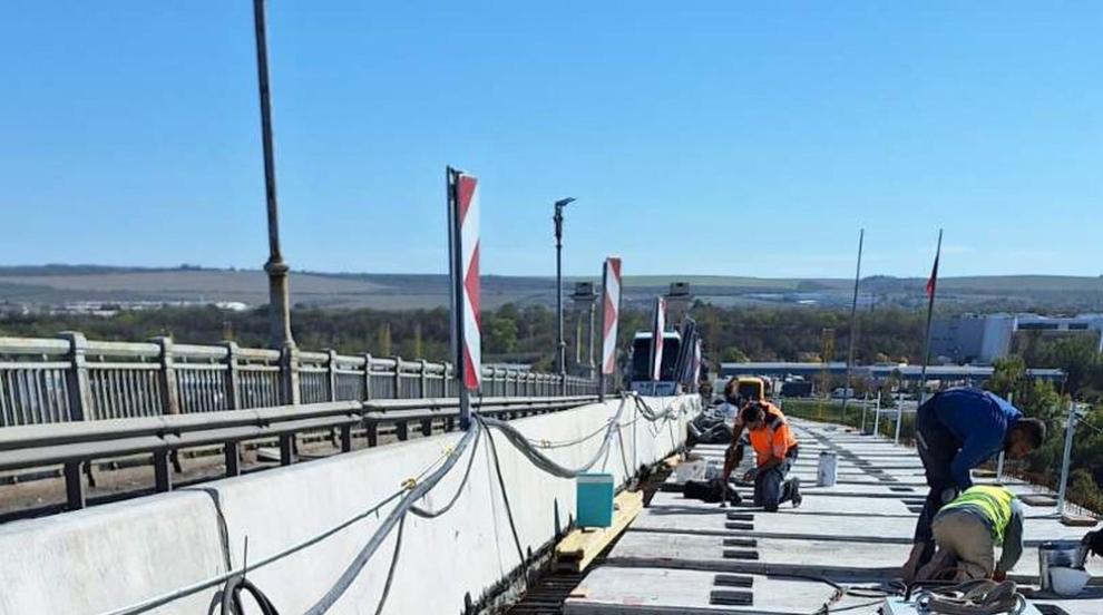 Приключва ремонтът на първата 400-метрова отсечка на Дунав мост при Русе
