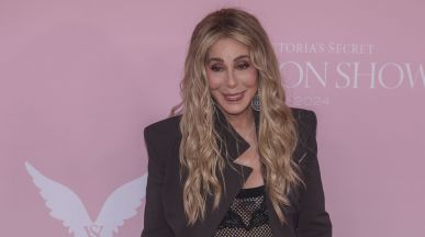 Cher пя свои хитове на модно шоу, заобиколена от "Ангели"