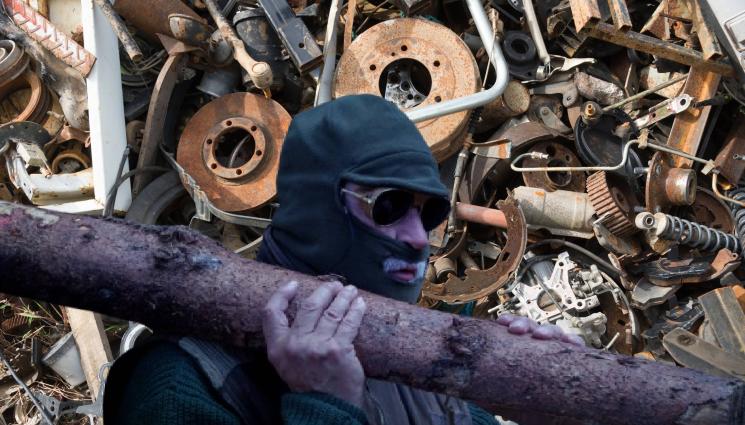 маскиран дядо желязо - Дядо окраде желязото от сграда на Булгартабак!