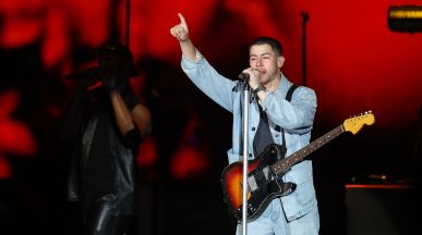 Nick Jonas избяга от сцената заради лазерна показалка