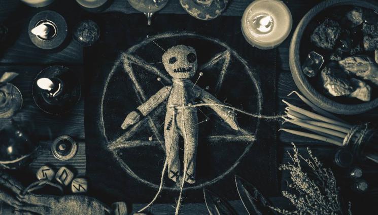 черна магия - СЛЯПА ВЯРА: Прокълната книга убила десетки хиляди! (СНИМКА)