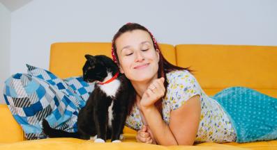 котка и стопанин