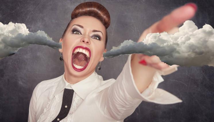 ядосана учителка - ИЗПУШИ ЗДРАВО: Даскалица истерясва в час, крещи като обезумяла, а ученик шепти: