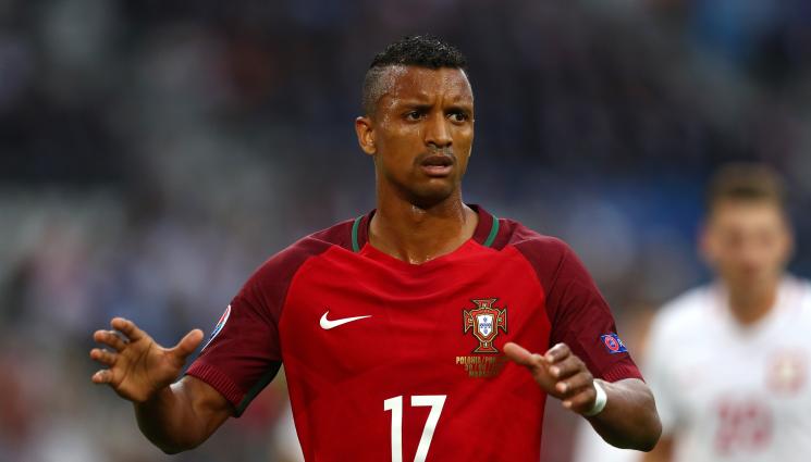 Нани - Шокиращо! Нани отмъкна фланелка от фен