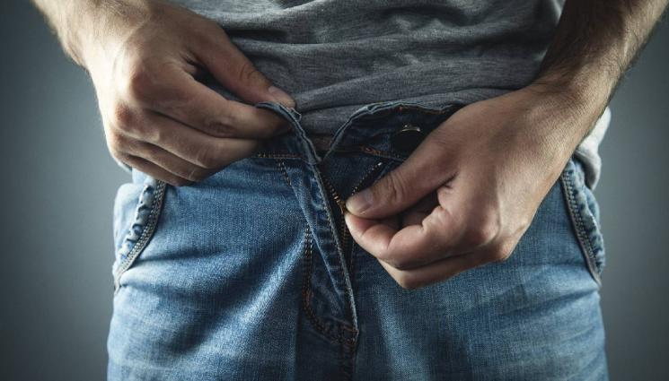 мъж - ИЗВРАТЕНО: Перверзник си го развява пред столично училище! (СНИМКА)