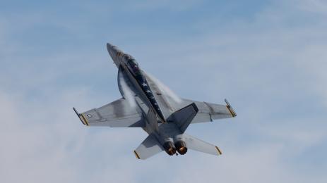 изтребител F18