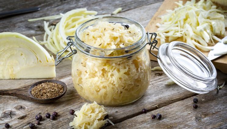 кисело зеле - Лукът и киселото зеле са по-здравословни без топлинна обработка