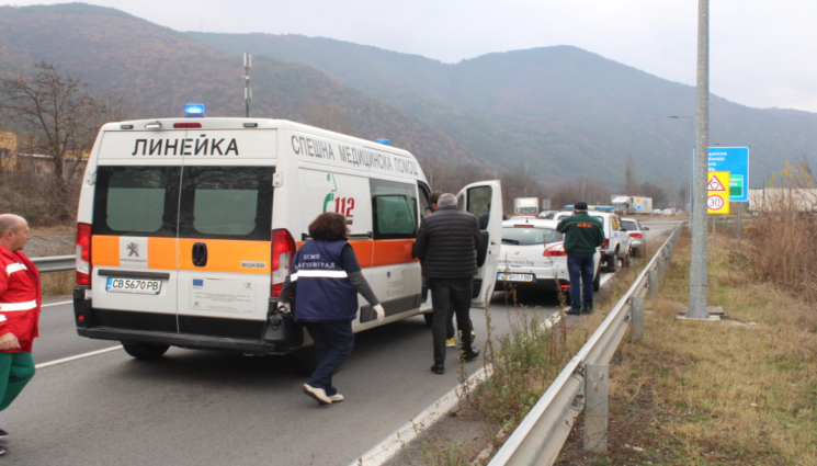 линейка - СЛЕД КАТАСТРОФА: Издирват жена, блъснала с колата си ученичка! (СНИМКА)