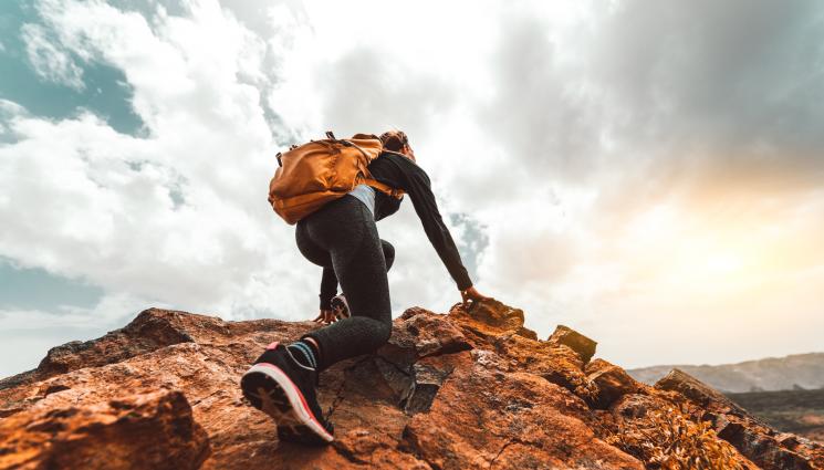 туристка - ЗАРАДИ ПАДНАЛ ТЕЛЕФОН: Жена се заклещи между скали с главата надолу (СНИМКИ)