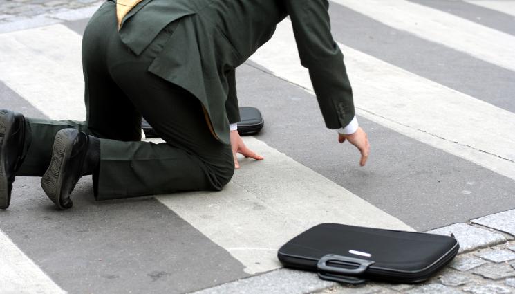 падане - СЛЕД ПАДАНЕ НА ТРОТОАР: Бизнесмен прибра солидно обезщетение!