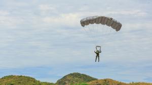 Двама парашутисти са паднали край ботевградското село Литаково съобщи  Натам са