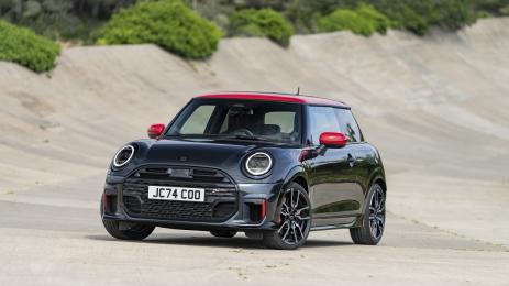 Новото MINI John Cooper Works ни лиши от „ръчката“