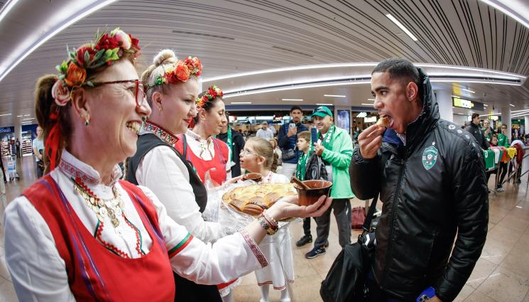 лудогорец брюксел - Фенове посрещнаха Лудогорец с питка на летището в Брюксел