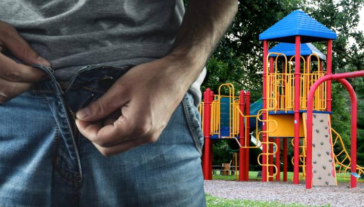 чекиджия детска площадка - ПОРЕДНИЯТ: Извратеняк лъска на метри от детска площадка! (СНИМКИ)