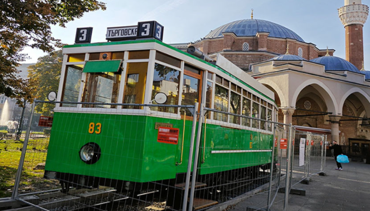 dd - 100-годишен трамвай цъфна пред джамията в София (СНИМКИ)