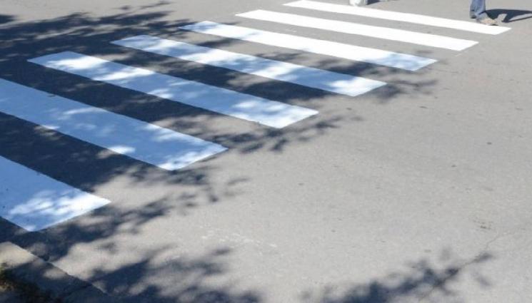 пешеходна пътека - Дядо помете тийнейджърка!