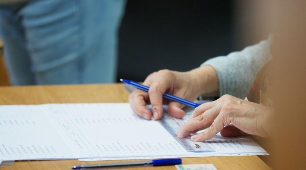 Схема „купен вот“: Мъж и жена убеждавали за кого да се гласува на работните си места