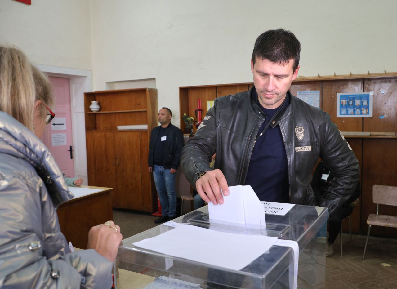 <p>Лидерът на партия &bdquo;Величие&rdquo; Ивелин Михайлов гласува в изборната секция в училището в село Неофит Рилски.</p>