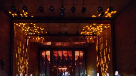 попове пеят