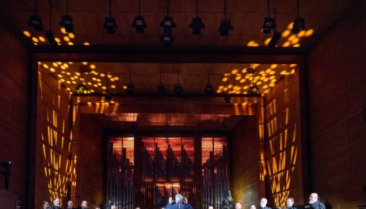 попове пеят - Попове пеят за будителите в зала „България“ на 1 ноември