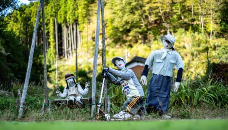 Ичононо - ПЛАШЕЩО: Десетки кукли се появиха в обезлюдено селце (СНИМКИ)