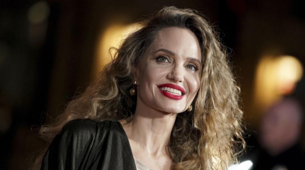 Необичайно за нея – Анджелина Джоли с буйни къдрици на червения килим (ГАЛЕРИЯ)