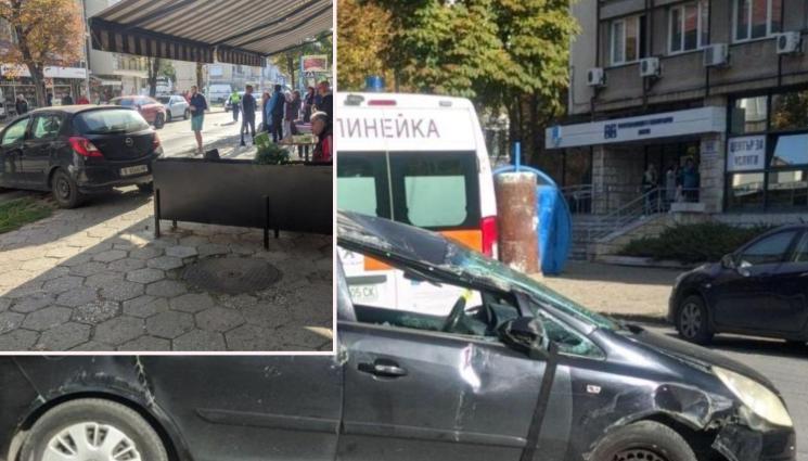 кола катастрофа - ЗРЕЛИЩНА КАСКАДА: Шофьорка едва не се заби в заведение!
