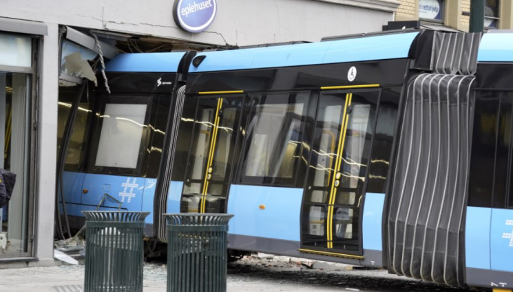 dd - Трамвай дерайлира и се вряза в магазин (СНИМКИ)