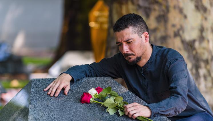 гроб надгробна плоча - Не сте виждали такава надгробна плоча! (ВИДЕО)