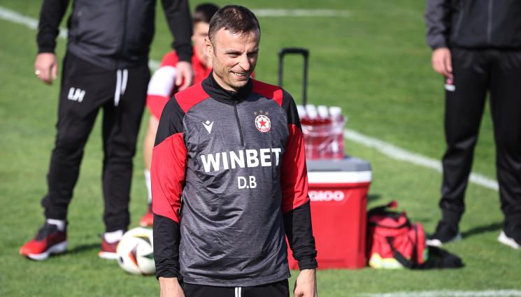 Бербатов - БЕРБАТОВ СЕ ЗАВЪРНА В ЦСКА! Асът облече екип на