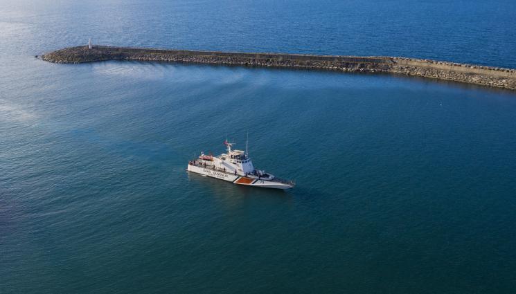 брегова охрана Турция граничен катер - КОЛЕДНО ЧУДО: Брегова охрана спаси 107 мигранти в Ламанша