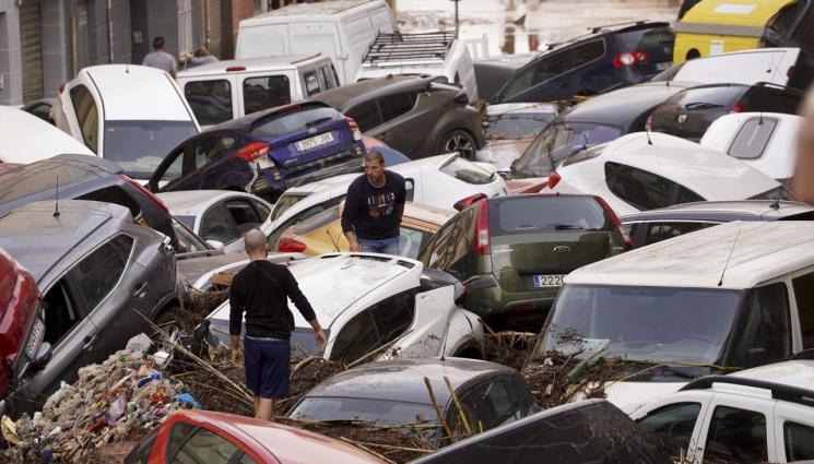 наводнение Испания - ЧУДО: Откриха жива жена в руините на Валенсия, стояла в колата си три дни!