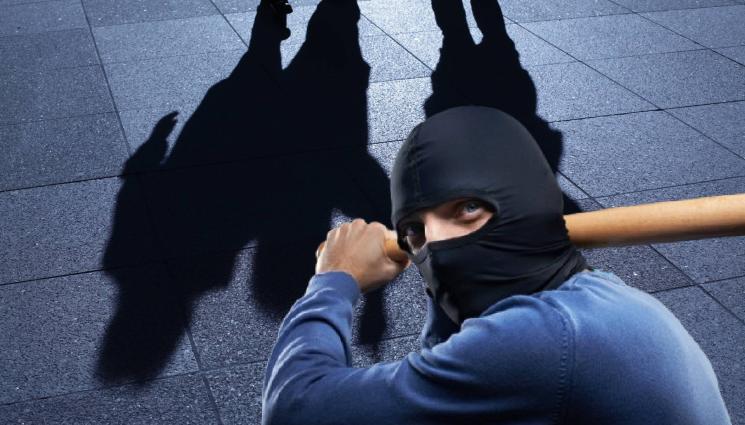 побой бухалка бой - УЖАСЯВАЩО: Хулигани с качулки пребиха и съблякоха младежи в магазин!