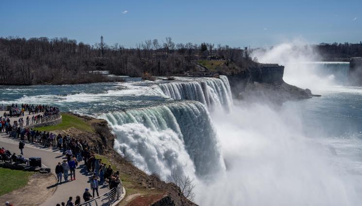 Ниагарския водопад - УЖАСЯВАЩО: Майка се метна с децата си от Ниагарския водопад!
