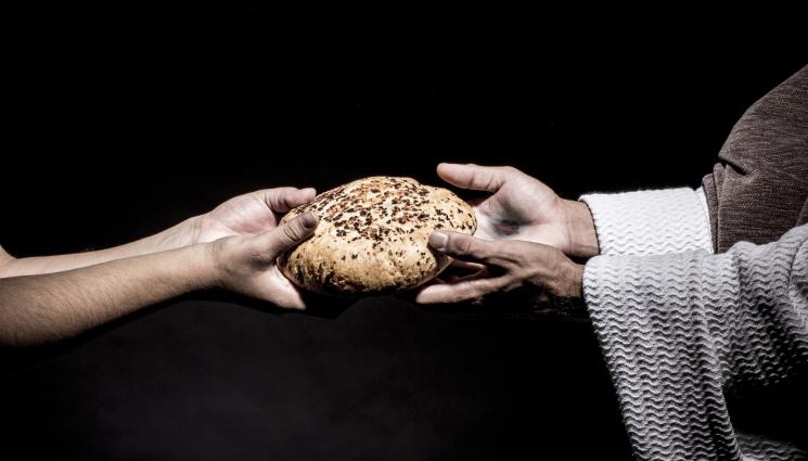 Задушница - НА АРХАНГЕЛОВА ЗАДУШНИЦА: Редим трапеза със 7 гозби на гробищата