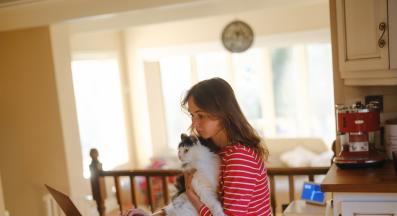 домашна котка и собственичка