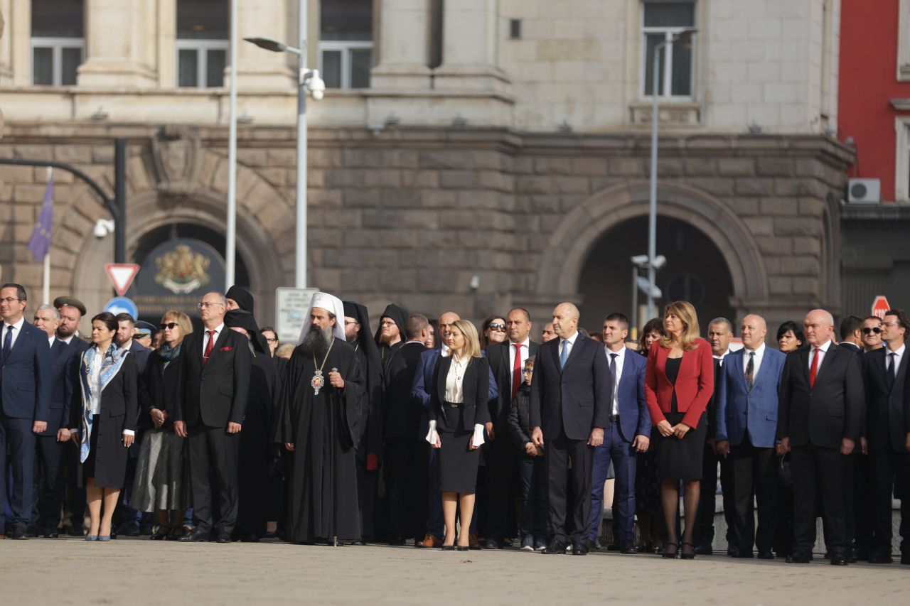 <p>Националният флаг беше издигнат пред президентството по случай Деня на народните будители</p>