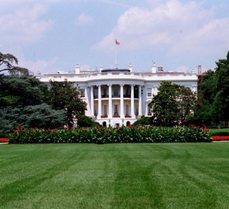 Всяка врата крие тайни но когато тя води към Белия