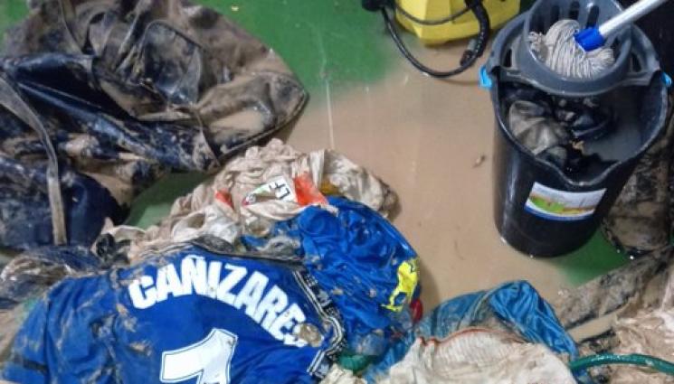 Валенсия - Страстта към футбола е по-силна от всичко! Фен на Валенсия спасява уникални фланелки от наводнението