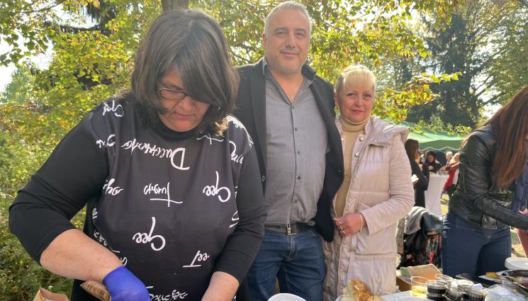 агро - Агро Телеграф: Чакат на опашка за шарена кокошка