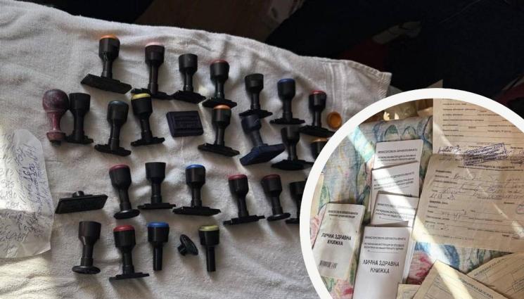 печати - 74-годишна медсестра въртяла документи менте