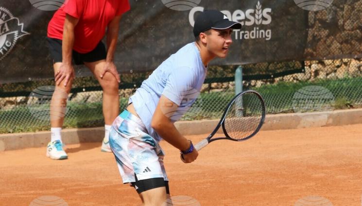 Иван Иванов - Българинът Иван Иванов набързо ступа трима опоненти и стигна основната схема на турнира по тенис в Турция