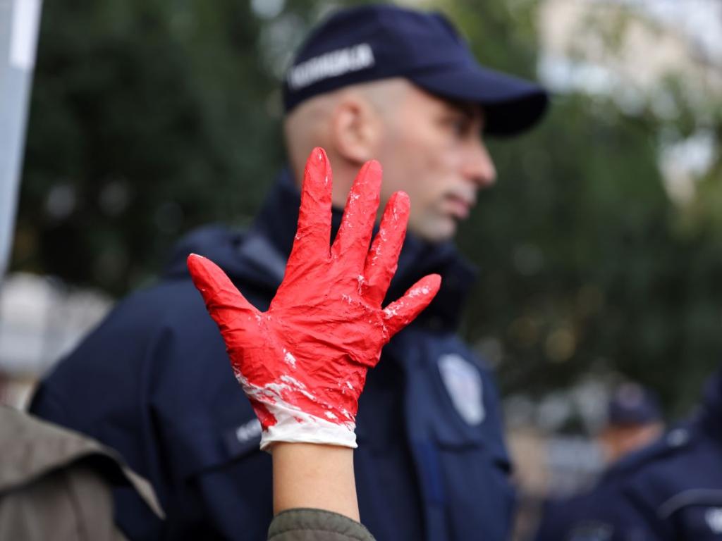 Десетки хиляди души протестираха снощи в Нови Сад след срутването