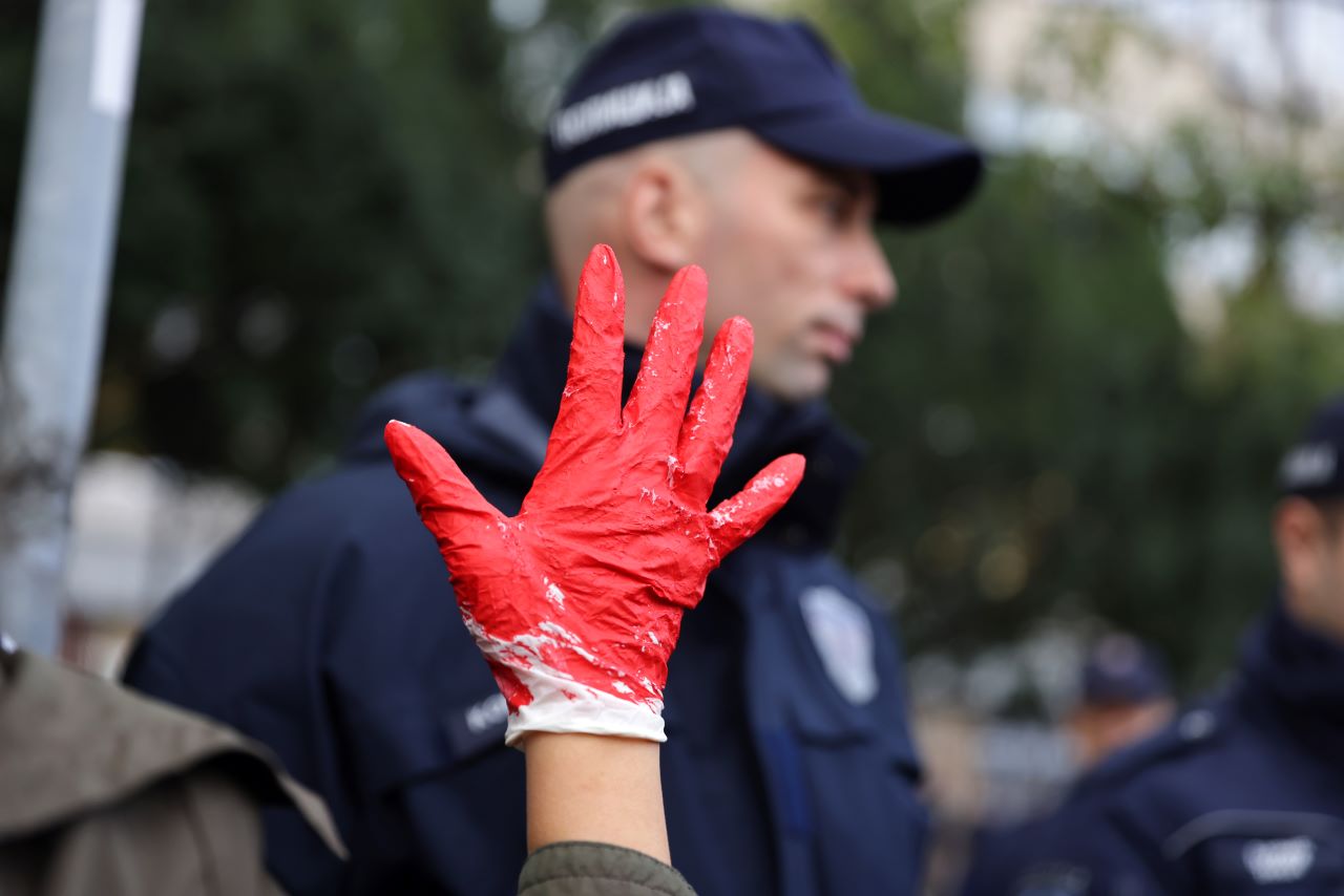 <p>Десетки хиляди души протестираха снощи в Нови Сад след срутването на козирката на железопътната гара, при което на 1 ноември загинаха четиринадесет души.</p>